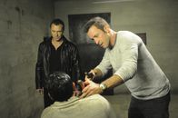 Hawaii Five-0 – Ein Terrorist versucht, Nuklearreaktoren in ganz Europa zum Schmelzen zu bringen. Steve (Alex O'Loughlin, r.), Harry Langford (Chris Vance, l.) und das restliche Team versuchen alles, um dies zu verhindern ...