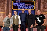 Wer weiß denn sowas? – moderator Horst Lichter (2.v.l.) und den Kunsthändler und Sachverständiger in der ZDF-Sendereihe ‚Bares für Rares‘, Sven Deutschmanek (2.v.r.).