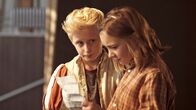 Sune vs. Sune – Sune (Elis Gerdt, li.) muss all seine List einsetzen, um Sophie (Lily Wahlsteen) davon abzuhalten, sich von ihm zu trennen und den anderen Sune als neuen Freund auszuwählen.