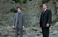 Inspector Barnaby – Inspector Barnaby (John Nettles, r.) und Sergeant Troy (Daniel Casey, l.) sind sich sicher, dass die Lösung des Rätsels mit dem Steinbruch in Fletcher's Cross zusammenhängt.