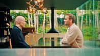 Terra X: Liebe – Moderator Leon Windscheid (r.) mit dem Philosophen Alain de Botton (l.) über die Ideologie des "Seelenverwandten" - und warum das echte Leben mit dieser Vorstellung oft nicht mithalten kann.