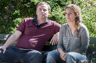 Der Bergdoktor – Katharina Selig (Alessija Lause) lässt sich etwas widerwillig auf ein Treffen mit dem Gehörlosenlehrer Karl Stappner (Eckhard Preuß) ein.