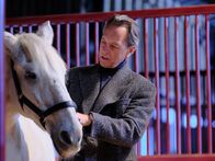 Suspect – Harry (Richard E. Grant) erzählt Danny eine Geschichte aus der Kindheit von Dannys toter Tochter, bei der ein Pony eine wichtige Rolle spielt.