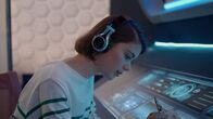 DreaMars – Emma (Romi Aviram) empfängt Befehle aus dem Weltall.