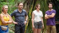 Death in Paradise – Casey (Chloe Harris, l.), Malcolm (Sam Troughton, 2.v.l.), Bethan (Alexandra Roach, 2.v.r.) und Dave (Robert Lonsdale, r.) sind Mitglieder eines Überlebenskurses, dessen Anführer ums Leben kam.