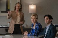 Hacks – Deborahs (Jean Smart, M.) Lebenstraum einer eigenen Late-Night-Show erfüllt sich. Sie setzt alles daran, die Show zum Erfolg zu führen mit Hilfe ihres Agenten Jimmy (Paul W. Downs) und Senderchefin Winnie Landell (Helen Hunt, l.)