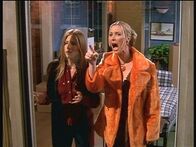 Friends – Rachel (Jennifer Aniston, l.) und Phoebe (Lisa Kudrow) sehen vom Fenster aus Monica und Chandler "in Aktion". Phoebe ist außer sich ...