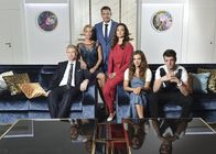 Alles oder Nichts – Die reiche Familie Brock möchte ihr Imperium in ihrem Kreis gesichert wissen: (v.l.n.r.) Olaf Brock (Thomas Morris), Bea Brock (Niki Finger), Axel Brock (Heiko Kiesow), Melissa Brock (Sarah Maria Besgen), Maria Brock (Josephine Martz) und Jascha Brock (Anno Kaspar Friedrich von Heimburg) ...