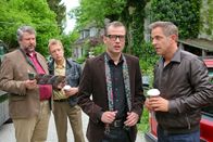 Die Rosenheim-Cops – Mord in der Künstlerkolonie: Die Rosenheimer Ermittler (Florian Fitz, r., Dieter Fischer, l., Max Müller, 2.v.l.) befragen Künstleragent Schwarz (Christian Pfeil, 2.v.r.), der das Opfer gefunden hat.