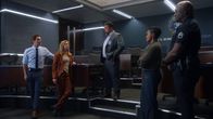 The Rookie – Officer Grey (Richard T. Jones, r.) und Officer Harper (Mekia Cox, 2. v. r.) arbeiten zusammen mit Matthew Garza (Felix Solis, M.), Brendon Acres (Kevin Zegers, l.) und Laura Stensen (Britt Robertson, 2. v. l.) vom FBI, um Informationen über die Tatverdächtige zusammenzutragen.