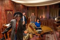 SOKO Stuttgart – Bille im Rätselfieber: Während sich Streifenpolizistin Sibylle Beyer (Bärbel Stolz, l.) und ihre Kolleg*innen bei einem Betriebsausflug durch einen Stuttgarter Escape Room rätseln, wird dessen Betreiber nebenan erschlagen. Für das SOKO-Team wird schnell klar, dass in diesem Fall so einige Rätsel zu lösen sind.