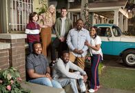 The Neighborhood – (im Uhrzeigersinn) Grover Johnson (Hank Greenspan); Gemma Johnson (Beth Behrs); Dave Johnson (Max Greenfield); Calvin Butler (Cedric the Entertainer); Tina Butler (Tichina Arnold); Malcolm Butler (Sheaun McKinney); Marty Butler (Marcel Spears)
