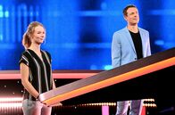 Gefragt - Gejagt – Moderator Alexander Bommes (r.) mit der Kandidatin Lina Lorber (l.).
