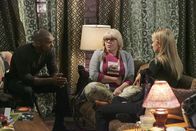 Criminal Minds – Versuche,n Penelope (Kirsten Vangsness, M.) nach ihrem schrecklichen Erlebnis zu unterstützen: Morgan (Shemar Moore, l.) und JJ (AJ Cook, r.) ...
