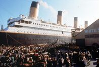 Titanic – 1912: In Southampton, England geht die Titanic auf ihre Jungfernfahrt in Richtung New York. Zu den Passagieren gehören neben der aus der gehobenen Gesellschaftsschicht stammenden Rose DeWitt Bukater auch Jack Dawson und sein Freund Fabrizio, die dritter Klasse reisen. Auf dieser Fahrt wird sich das Schicksal von Rose und Jack untrennbar miteinander verbinden ...