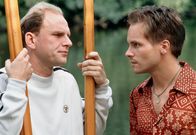 Tatort – Paul Hahn (Wanja Mues, rechts) erpresst Dr. Jens Schewe (Götz Schubert, links) mit seinem Wissen über einen Museumsraub, in den er vor zehn Jahren verstrickt war.