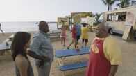 Hawaii Five-0 – Während Kono (Grace Park, l.) und Grover (Chi McBride, M.) in einen Mordfall ermitteln, der mit der illegalen Praxis des Hai-Schlachtens zu tun hat, hat Kamekona (Taylor Wiley, r.) ganz andere Probleme ...