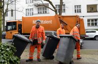 Die drei von der Müllabfuhr – Die Drei von der Müllabfuhr: „Käpt’n“ Werner (Uwe Ochsenknecht, li.), Tarik (Daniel Rodic) und Ralle (Jörn Hentschel, re.).