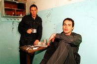 Kommissar Rex – Kommissar Brandtner (Gedeon Burkhard, r.) hat sich undercover in den Knast einschleusen lassen, um das Vertrauen Zachs (Thierry van Werveke, l.) zu gewinnen. Er hofft darauf, dass Zach ihm verrät, wo dieser die Bombe versteckt hat.