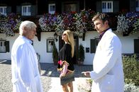 Der Bergdoktor – Fräulein Schneider (Sophia Thomalla, M.) hält ihre Doktoren Martin (Hans Sigl, r.) und Roman (Siegfried Rauch, l.) auf Trab.