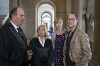Die Kanzlei – (v.l.n.r.) Markus Gellert (Herbert Knaup); Isa von Brede (Sabine Postel); Sylvia (Anna Stieblich); Frank Bongerts (Markus Knüfken)