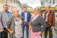 Die Rosenheim-Cops – Die Kommissare Stadler (Dieter Fischer, l.) und Hansen (Igor Jeftic, M.) merken schnell, dass sich die Standbetreiber Marianne Widl (Erika Fischer-Laughlin, 2.v.l.), Gertie Pointner (Johanna Bittenbinder, 2.v.r.) und Werner Kraisig (Johannes Herrschmann, r.) mit Misstrauen begegnen.