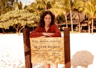 Die Inselärztin – Inselärztin Filipa (Anja Knauer) ist glücklich mit ihrem neuen Leben auf Mauritius.; ARD Degeto DIE INSELÄRZTIN, "Das Geheimnis" Uhr im ERSTEN. Inselärztin Filipa (Anja Knauer) ist glücklich mit ihrem neuen Leben auf Mauritius.