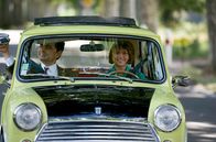 Kino ist King: Mr. Bean macht Ferien – Die Schauspielerin Sabine (Emma de Caunes) nimmt Mr. Bean (Rowan Atkinson) auf ihrem Weg nach Cannes in ihrem Mini mit.