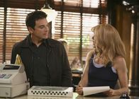 Desperate Housewives – Lynette (Felicity Huffman, r.) ist völlig überrascht, als plötzlich Rick (Jason Gedrick, l.) neben ihr in der Pizzeria steht ...