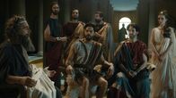 Terra X: Superhelden – Bei den Phäaken wird Odysseus gastfreundlich aufgenommen. Beim Festmahl lauscht der Held den Worten eines blinden Sängers. Einige Forscher vermuten, dass sich hinter dem blinden Sänger der Dichter Homer verbirgt. Als Autor habe er sich in seinem Epos ein Denkmal gesetzt.