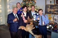 Kommissar Rex – v.l.), Max Koch (Fritz Muliar, l.) und Rex freuen sich auf die Weihnachtsfeier ...