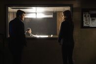 Castle – Sämtliche DNA-Tests um zu beweisen, dass es sich um den Dreifachmörder Jerry Tyson handelt, schlagen fehl. Castle (Nathan Fillion, l.) und Kate (Stana Katic, r.) verzweifeln ...