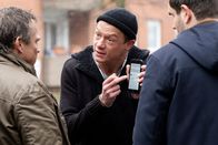 SOKO Köln – Nico Gunz (Vincent Krüger, M.) ist sich sicher, dass "das System" seinen Freund ermordet hat. Die Ermittlungen führen Hauptkommissar Matti Wagner (Pierre Besson, l.) und Kommissar Jonas Fischer (Lukas Piloty, r.) in ein Milieu aus Verschwörungsideologien.