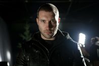 Jack Reacher – Damit sein Chef als seriöser Geschäftsmann erscheint, übernimmt Scharfschütze Charlie (Jai Courtney) alle unangenehmen Aufgaben mit durchschlagendem Erfolg. Bis Jack Reacher in sein Leben tritt ...