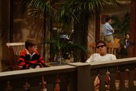 Two and a Half Men – Charlie (Charlie Sheen, r.), Junggeselle und Frauenheld mit gutem Einkommen, lebt ein angenehmes Leben in seinem Haus am Meer. Damit ist es bald vorbei, als sein Bruder Alan mit Sohn Jake (Angus T. Jones, l.) bei ihm einzieht ...