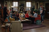 How I Met Your Mother – Sommer 2012: Barney (Neil Patrick Harris, l.) und Quinn (Becki Newton, 2.v.l.), Ted (Josh Radnor, 3.v.l.) und Victoria (Ashley Williams, 4.v.l.), Robin (Cobie Smulders, 4.v.r.) und Nick (Michael Trucco, 3.v.r.) sowie Lily (Alyson Hannigan, r.) und Marshall (Jason Segel, 2.v.r.) sind in glücklichen Beziehungen, und nichts könnte schöner sein. Doch das soll sich ändern ...