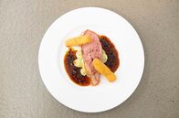 Kochs anders – Der Hauptgang von Profikoch Ali Güngörmüs: gebratener Kalbstafelspitz mit Schwarzwurzeln a la creme, Kartoffelkroketten und Trüffelsosse.