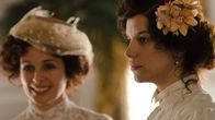 Grand Hotel – Adriana(Silvia Marsó, l), Elena(Mariona Ribas, r)