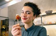 Zu Tisch mit Lucie - Kitchen Hacks – Lucie präsentiert Tomaten mit Karamellüberzug und Frischkäse-Topping.