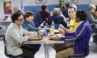 The Big Bang Theory – Der Valentinstag steht bevor und die Jungs haben alle ganz spezielle Pläne: Sheldon (Jim Parsons, 2.v.r.) plant eine Spezialausgabe von "Fun with Flags", Leonard (Johnny Galecki, l.) hat ein Date mit Penny, Howard (Simon Helberg, 2.v.l.) will mit Bernadette ihren neuen Hot Tub ausprobieren und Raj (Kunal Nayyar, r.) entschließt sich, mit Emily Schluss zu machen ...