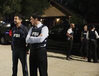 Criminal Minds – Das Profil und die Vorgehensweise deutet auf einen Mann hin, der viel Zeit und Ruhe hat, seine Opfer zu quälen und zu vergewaltigen. Für das BAU - Team ist klar, dass es sich beim Ort des Geschehens um ein abgelegenes Motel handeln muss. Rossi (Joe Mantegna, l.) Hotch (Thomas Gibson, 2.v.l.), Prentiss (Paget Brewster, r.), Reid (Matthew Gray Gubler, 2.v.r.) und Derek (Shemar Moore, M.) ermitteln ...