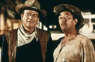 El Dorado – Der gealterte Scharfschütze Cole Thornton (John Wayne, li.) kommt nach El Dorado. Von seinem alten Freund Sheriff J. B. Harrah (Robert Mitchum, re.) aber vernimmt er, dass er in eine üble Sache verwickelt werden soll.