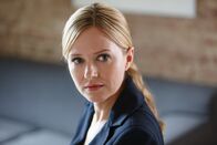 Im Alleingang - Elemente des Zweifels – Maria (Stefanie Stappenbeck) traut ihren Ohren nicht. Ihr alter Chef und erbitterter Gegner Actis bittet ausgerechnet sie um Hilfe ...