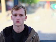You & Me – Ben (Harry Lawtey) fällt es schwer, wieder auszugehen und Spaß zu haben.