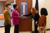 Abbott Elementary – v.li.: Jacob Hill (Chris Perfetti), Barbara Howard (Sheryl Lee Ralph), Melissa Schemmenti (Lisa Ann Walter), Janine Teagues (Quinta Brunson)