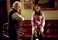 Gilmore Girls – Direktor Charleston (Dakin Matthews, l.) ist der Ansicht, dass sich Rory (Alexis Bledel, r.) bei außerschulischen Aktivitäten mehr ins Zeug legen muss, wenn sie eine gute Collage-Empfehlung von ihm haben will - doch dann macht eine Mutprobe ihren Stand beim Direktor noch schlechter ...