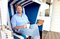 Was kostet... – Kommt man mit 1.000 Euro aus, wenn man viel erleben will? Reporter Johannes Zenglein probiert es aus und ermittelt, was ein guter und günstiger Urlaub auf Sylt kostet.; WDR Fernsehen WAS KOSTET: CAMPING AUF SYLT? Uhr. Kommt man mit 1.000 Euro aus, wenn man viel erleben will? Reporter Johannes Zenglein probiert es aus und ermittelt, was ein guter und günstiger Urlaub auf Sylt kostet.