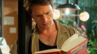 Rote Rosen – Jonas (Patrick Schlegel m.) hat bei einem Streit mit Jess (Juana Nagel) ein Buch auf den Kopf bekommen. Er deutet dies als Zeichen und liest seinen ersten Liebesroman.