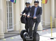 In aller Freundschaft – Prof. Simoni (Dieter Bellmann, links) und Dr. Roland Heilmann (Thomas Rühmann) führen ein verbissenes Wettrennen mit einem Elektroroller im Freizeitpark. Dies endet jedoch jäh, als sie zur bewusstlosen Verwaltungschefin Sarah Marquardt gerufen werden, deren Kreislauf nach der Fahrt mit der Schiffsschaukel schlapp gemacht hat.
