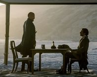 Black Sails – Captain Flint (Toby Stephens, l.) möchte Nassau von den Briten um Woodes Rogers (Luke Roberts, r.) zurückerobern und trifft deshalb sämtliche Vorbereitungen. Doch wird es ihm wirklich gelingen, seinen Plan in die Tat umzusetzen?